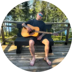 Victor Dahlberg med gitarren
